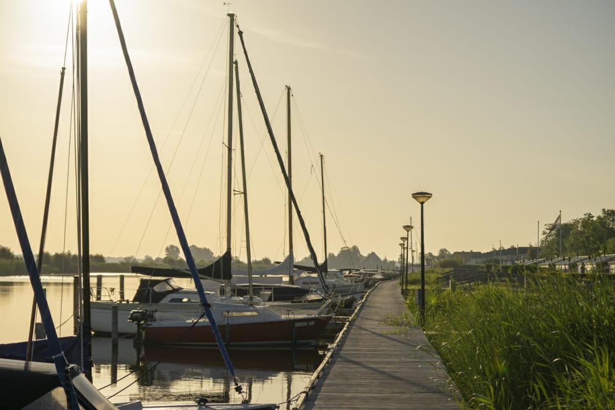 Waterchalet Number 6 Recreationpark Yn'E Lijte Grou Met Ligplaats Boot Villa Eksteriør bilde