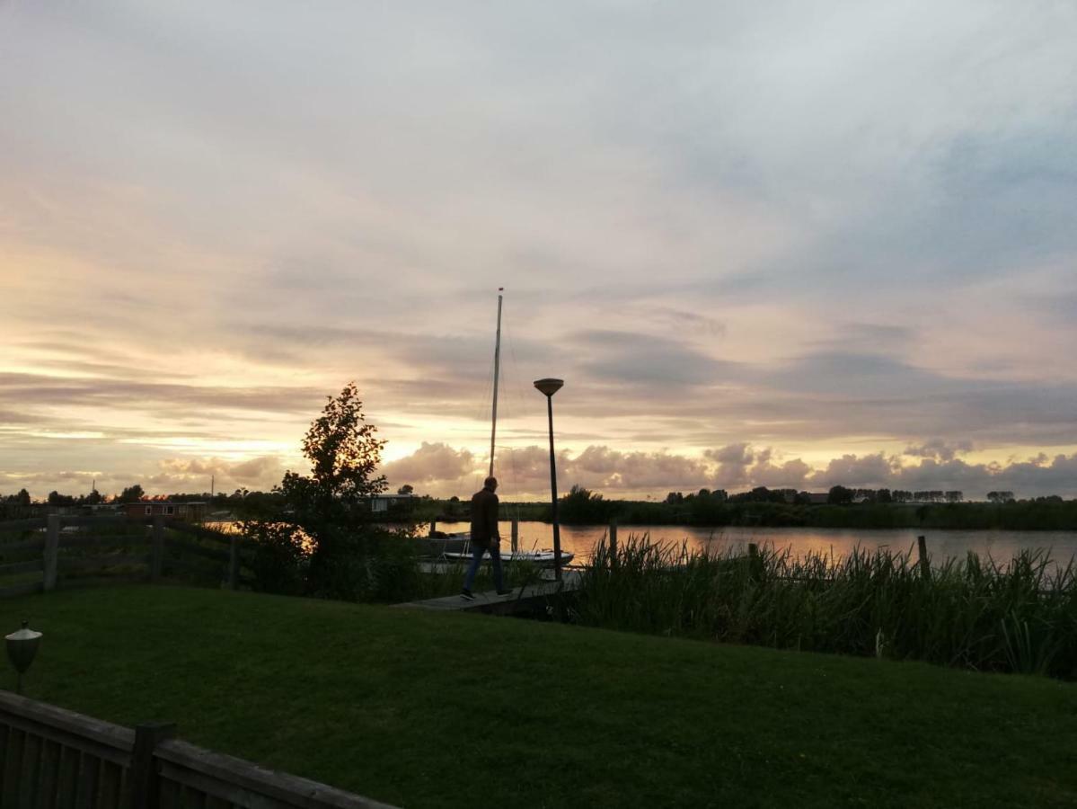 Waterchalet Number 6 Recreationpark Yn'E Lijte Grou Met Ligplaats Boot Villa Eksteriør bilde